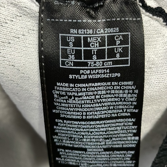 Guess sleeveless fitted black patterned dress. Size: S - Picture 4 of 5